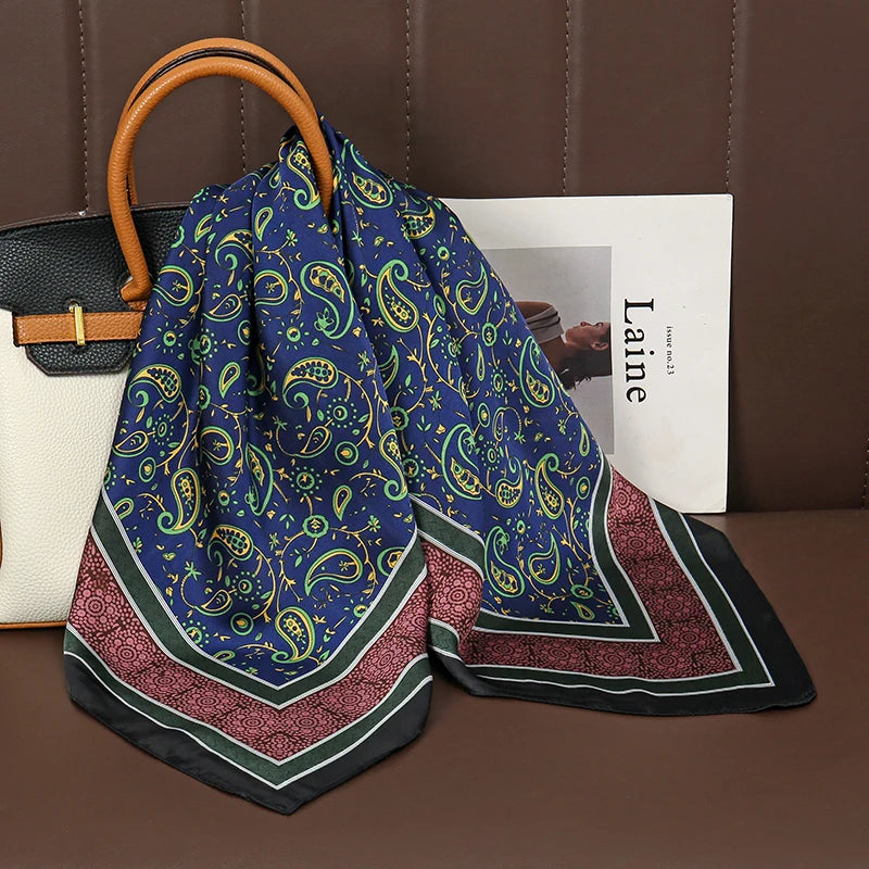 Eleganter Satin Schal mit Druckmuster für Damen als vielseitiges Accessoire