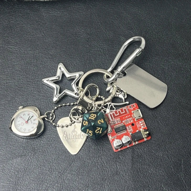 Handgefertigter Vintage Schlüsselanhänger aus Metall im Paar Stil