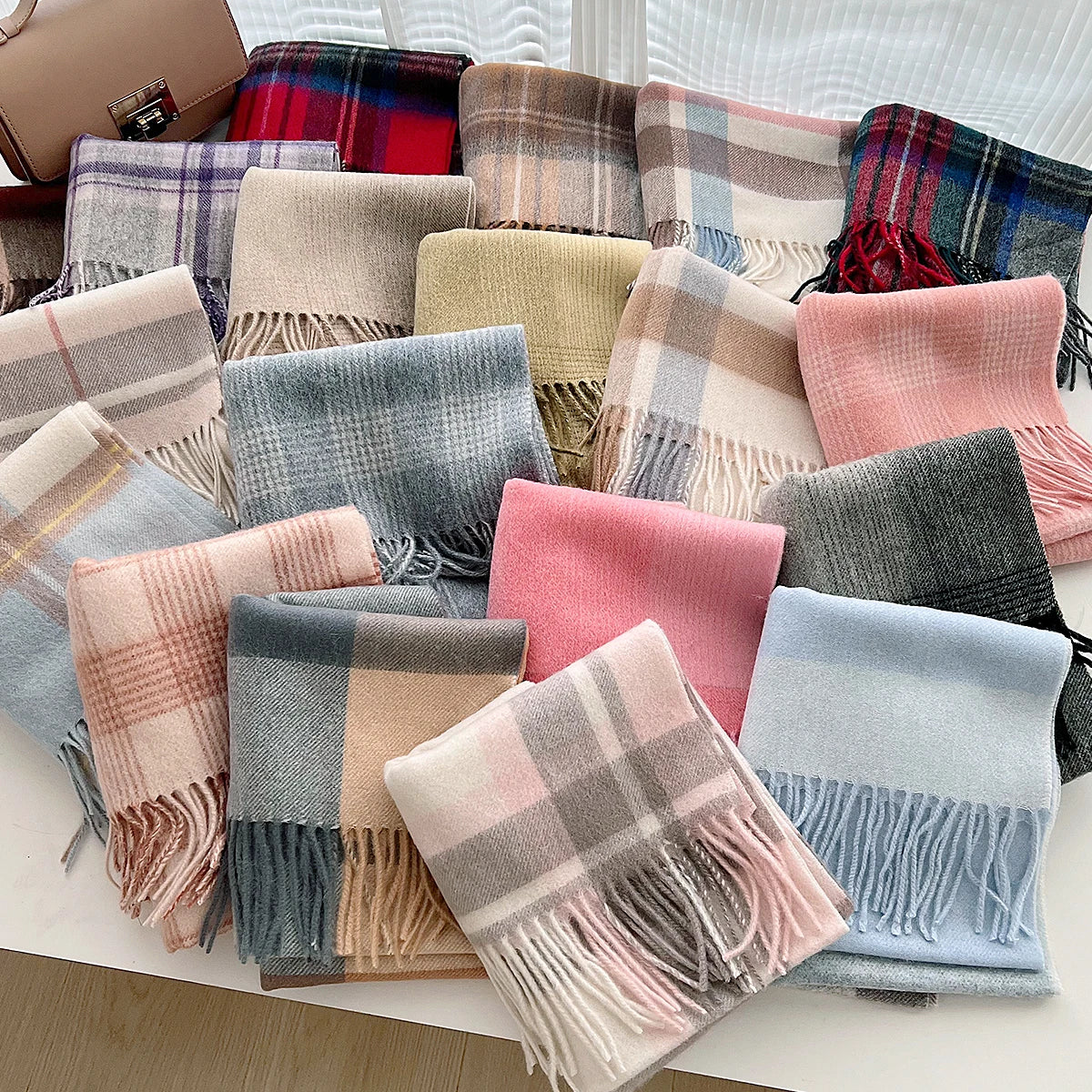 Warmer Wollschal mit klassischem Karomuster für Damen und Herren