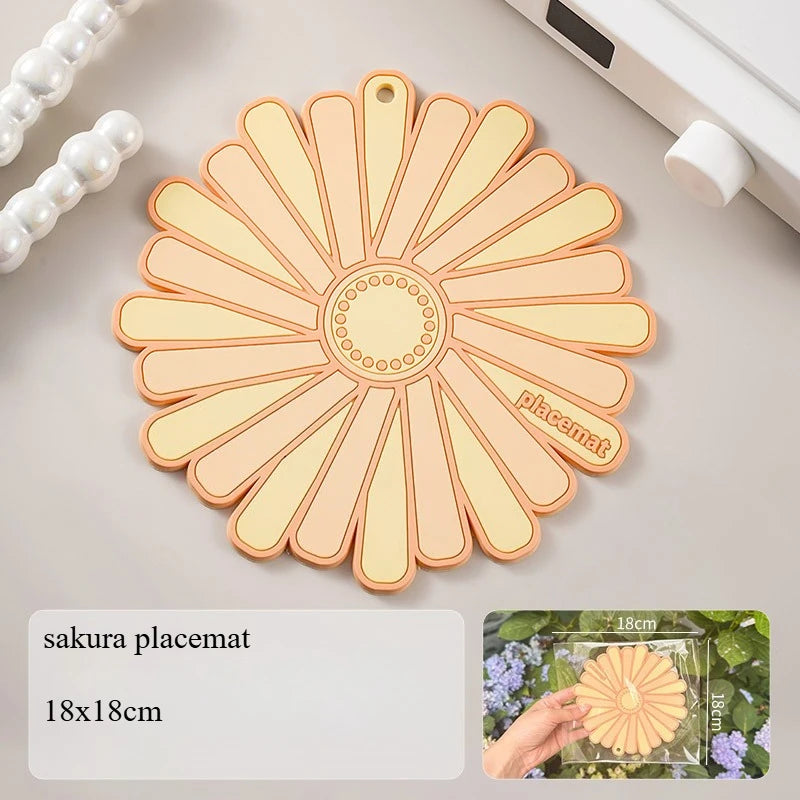 Eleganter Tischschutz: Hitzebeständiger Silikon Untersetzer in Blütenform