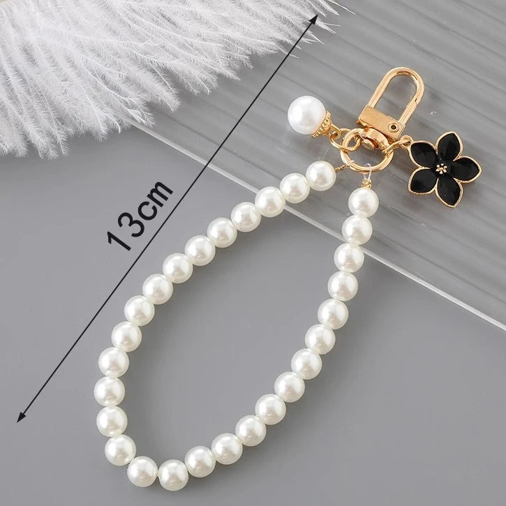 Eleganter weißer Perlen Schlüsselanhänger mit Blumen und Karabiner 13cm
