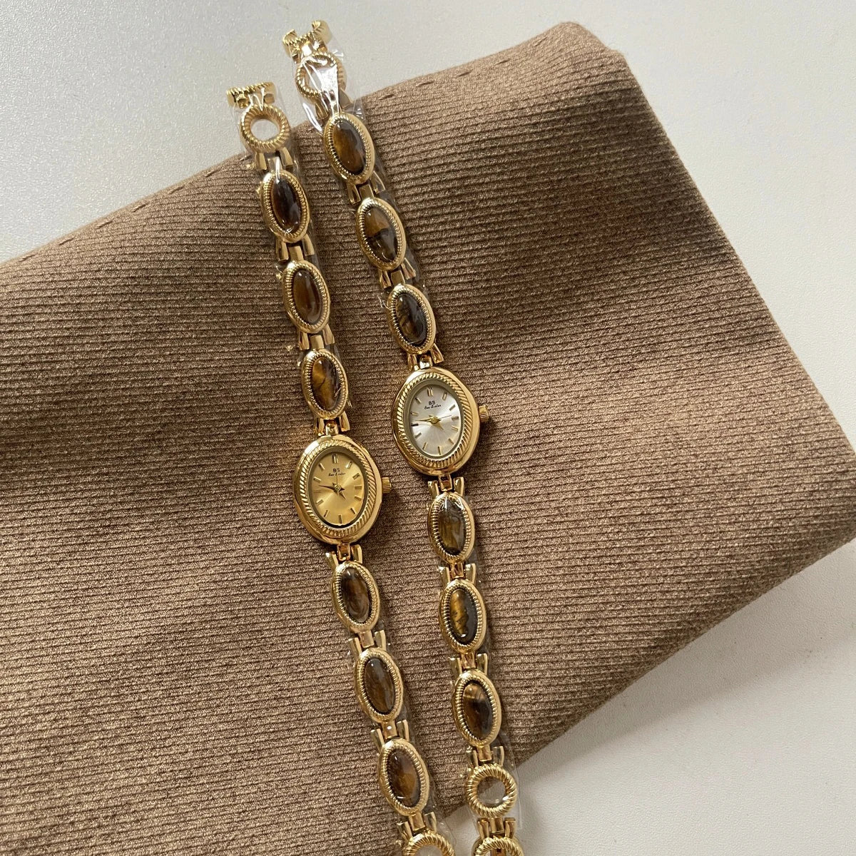 Elegante Damenuhr mit grünem Jade-Quarz Armband und Wasserschutz