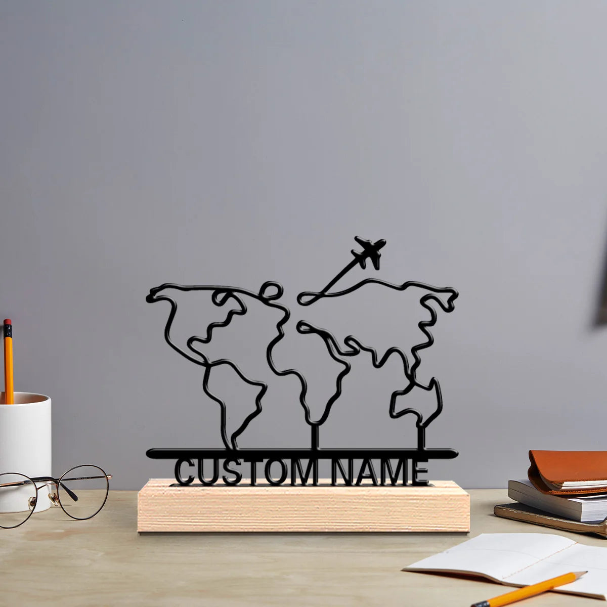 Dekorative runde Weltkarte aus Holz als Tischornament