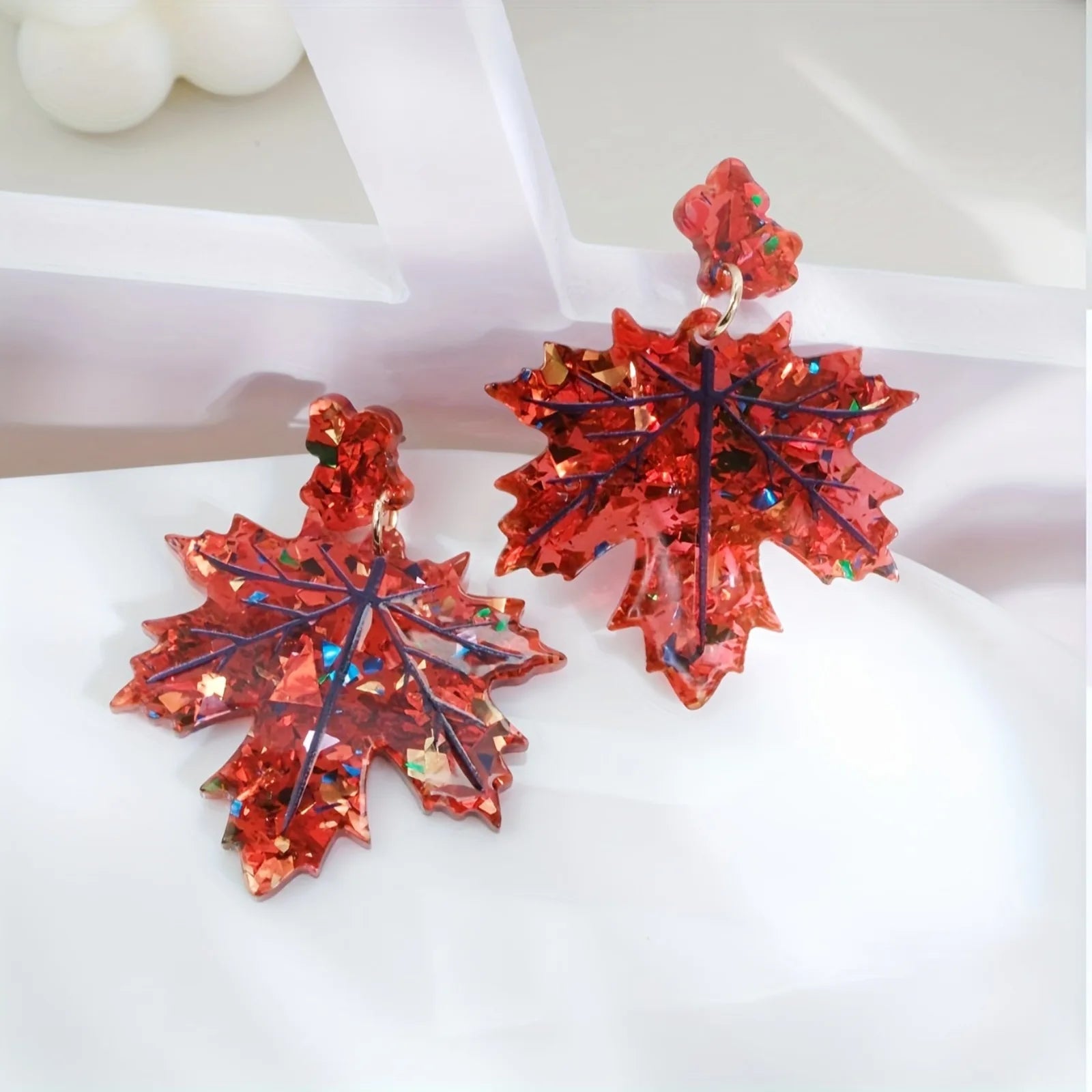 Elegante Acryl Ohrringe Ahornblatt Design für Herbst und Winter