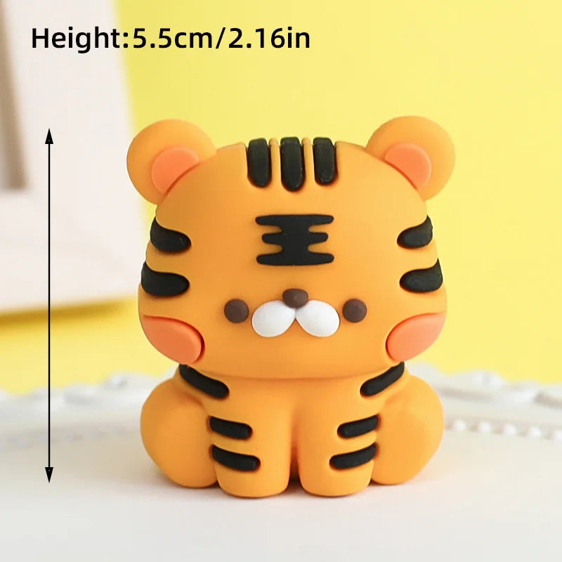 Bunte Kuchendekoration mit Dschungeltieren für Kinderpartys