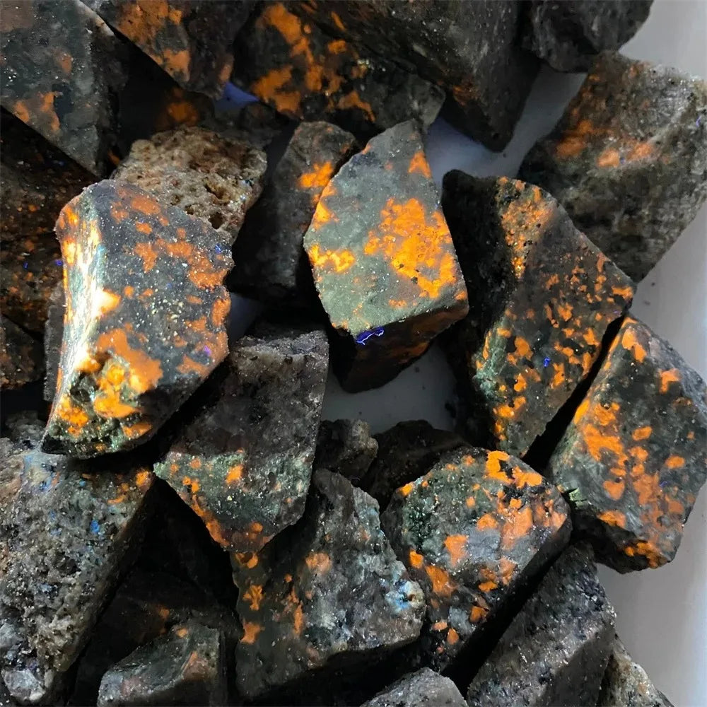 Fluoreszierender Yooperlites Flammenstein – Naturstein Deko & Energie