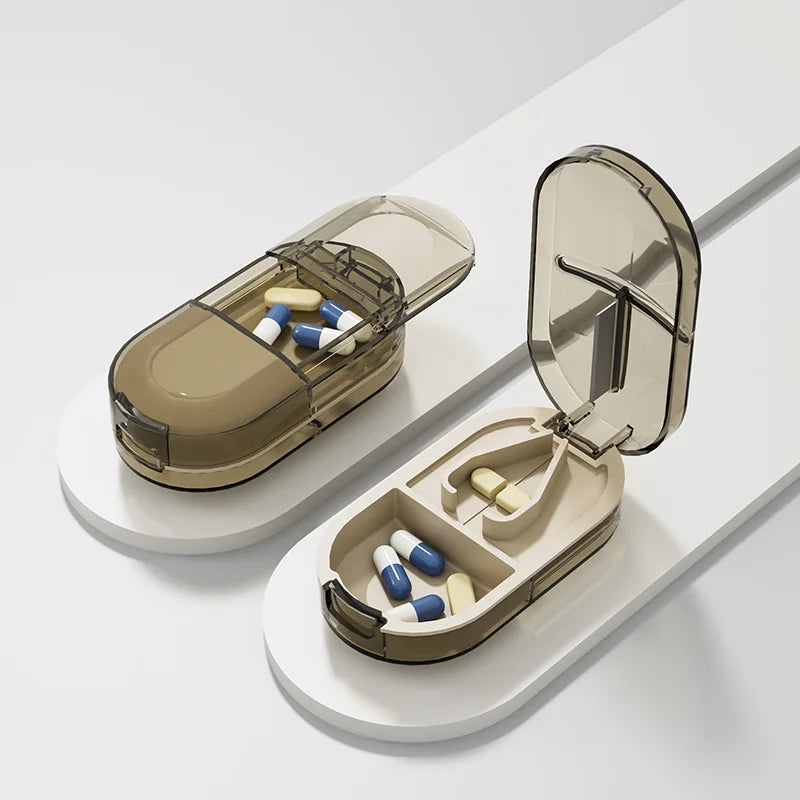 Tragbarer Pillenschneider - Medikamenten Organizer 2-in-1 mit sicherer Aufbewahrung