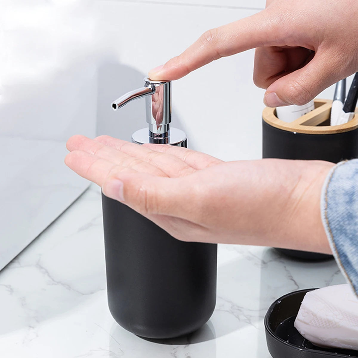 Badezimmer Set Seifenspender Zahnbuerstenhalter Seifenschale Kunststoff