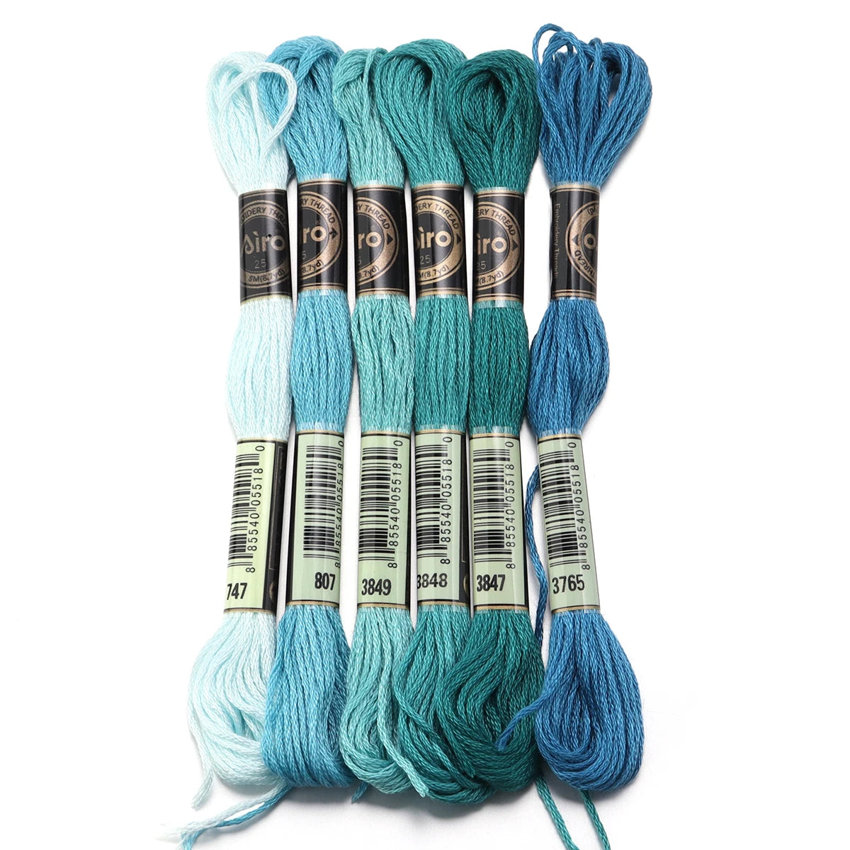 Umfangreiches Set Stickgarn für Handarbeiten mit bunten Farben