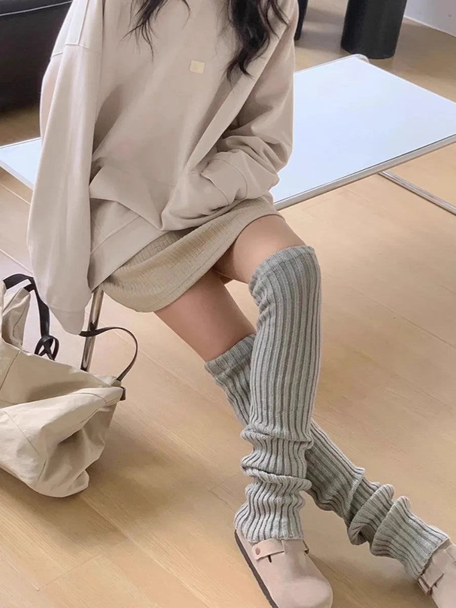 Warme gestrickte Beinwärmer und lange Beinsocken für Damen