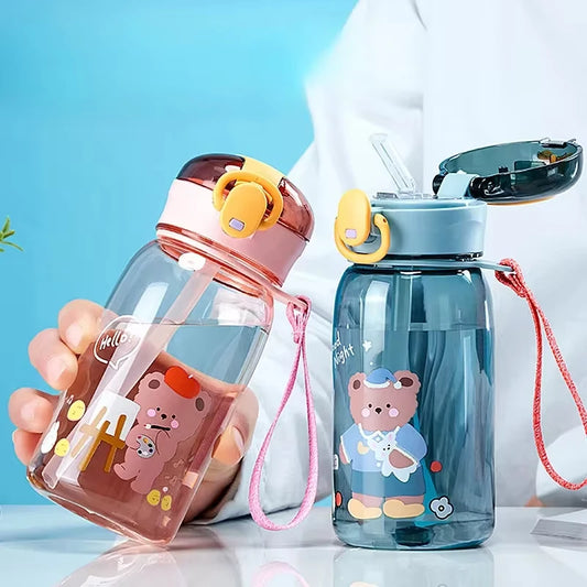 Kinder Wasserbecher mit Teddybär, Einklickdeckel - Seil – Leicht - BPA-frei