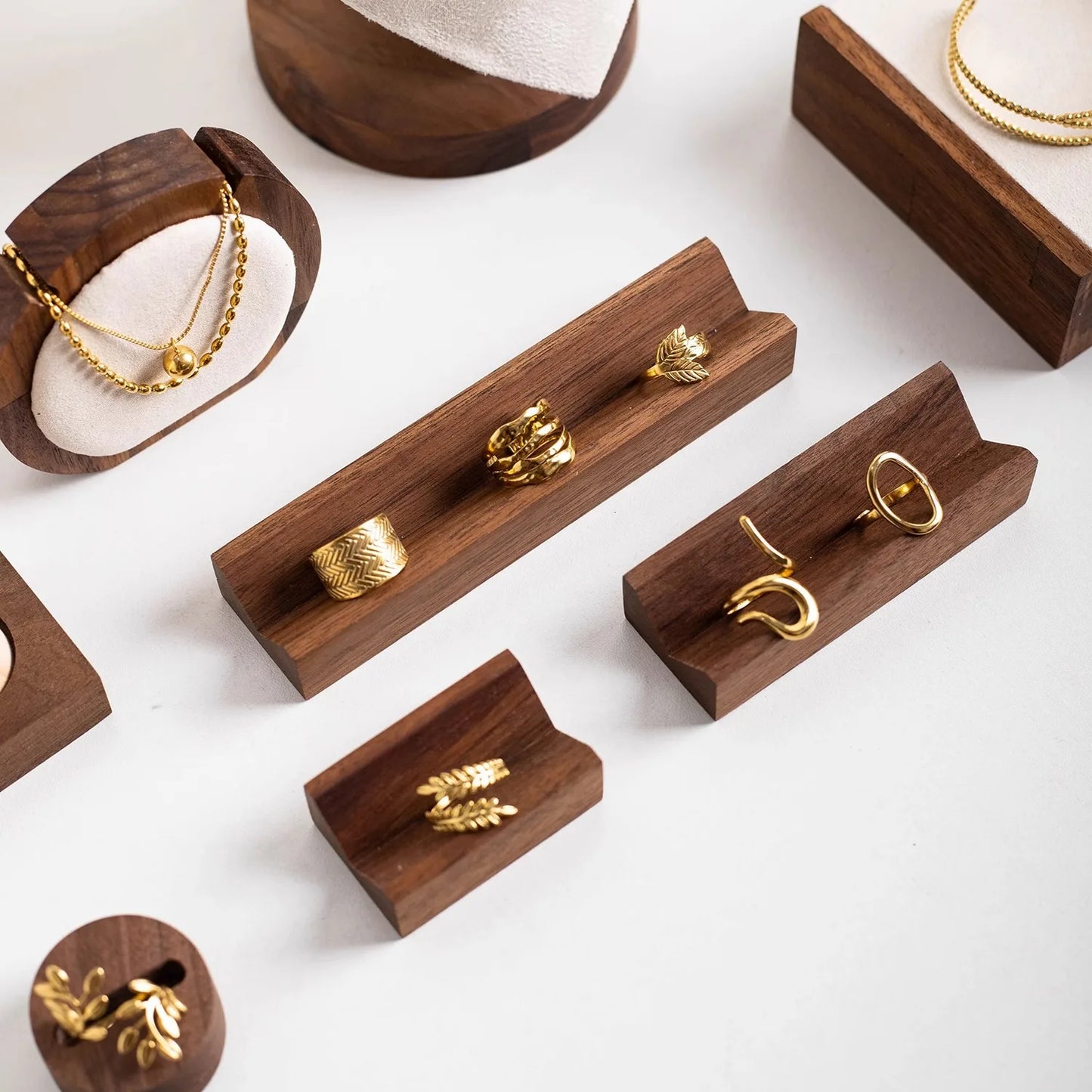 Eleganter Schmuckständer aus Walnussholz zur stilvollen Präsentation