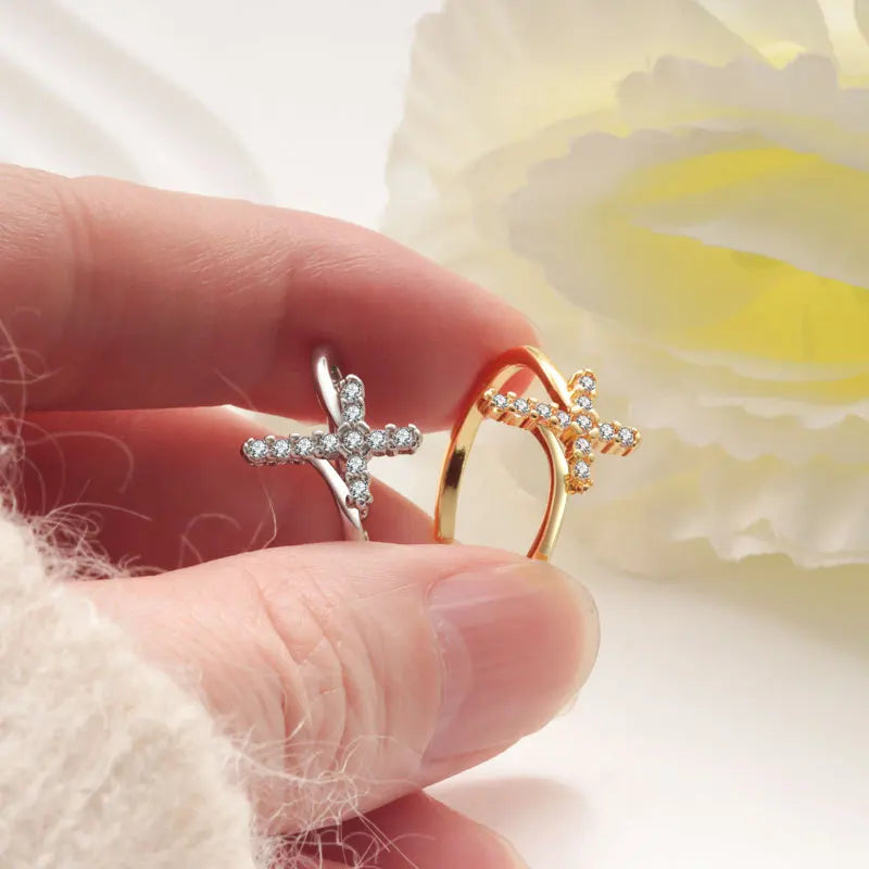Elegante offene Kreuzringe mit Zirkonia für moderne Damen