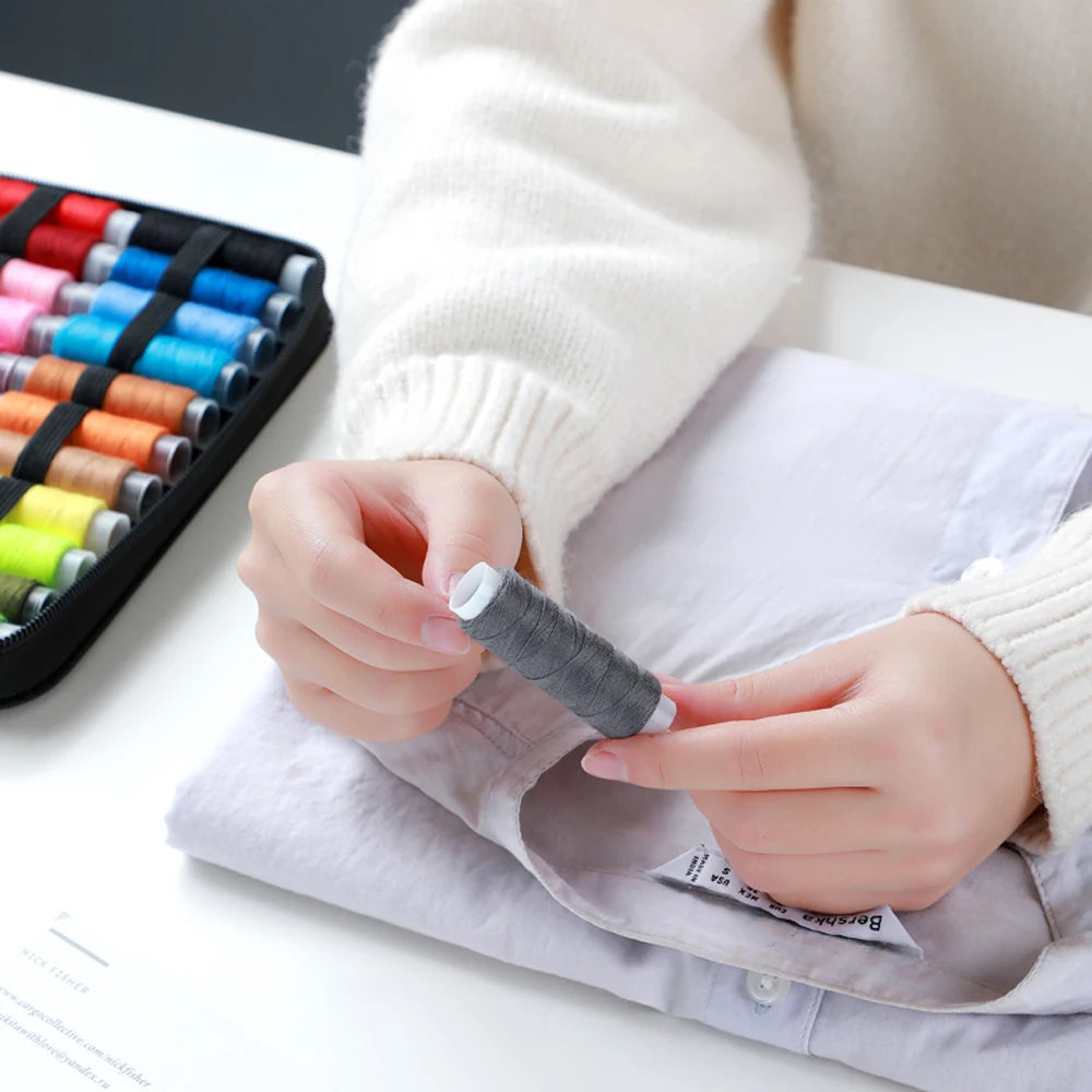 Kompaktes Nähset mit Fäden Nadeln Schere Maßband für DIY und Reisen