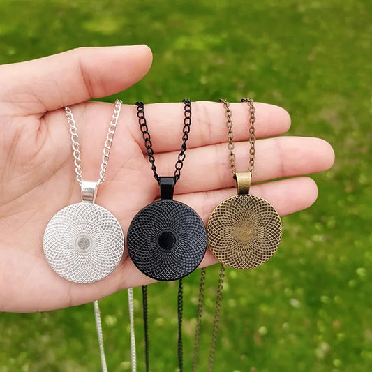 Anime Cosplay Halskette mit rundem Glas Anhänger für Fans und Sammler