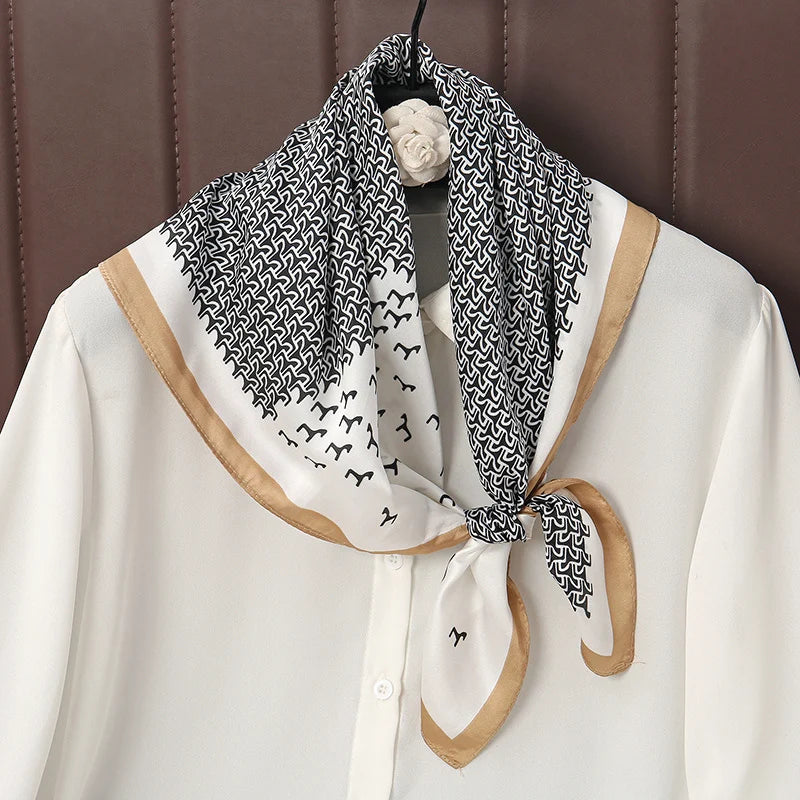 Eleganter Satin Schal mit Druckmuster für Damen als vielseitiges Accessoire