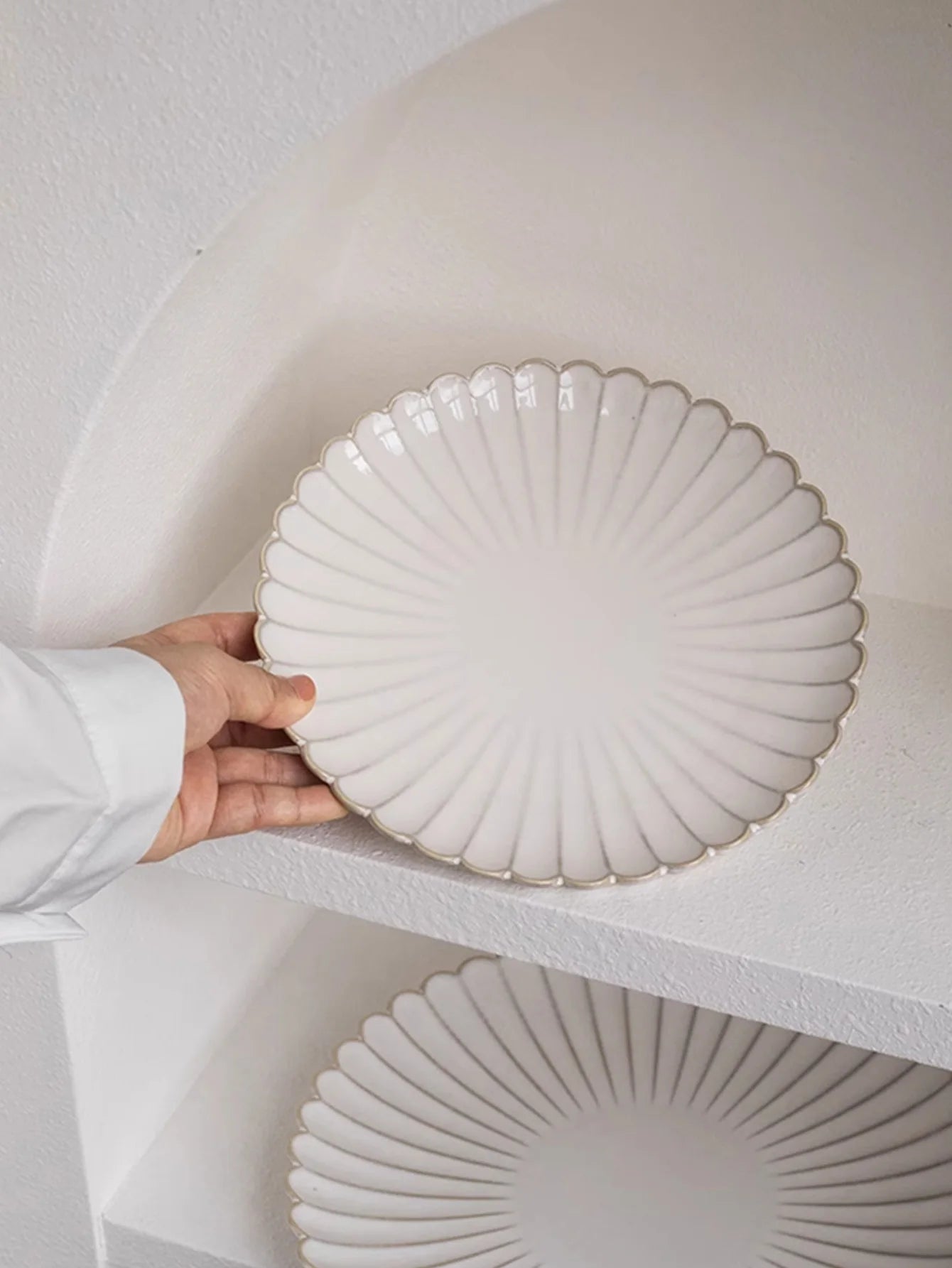 Klassischer Keramik Salatteller mit Muschelkantenprägung