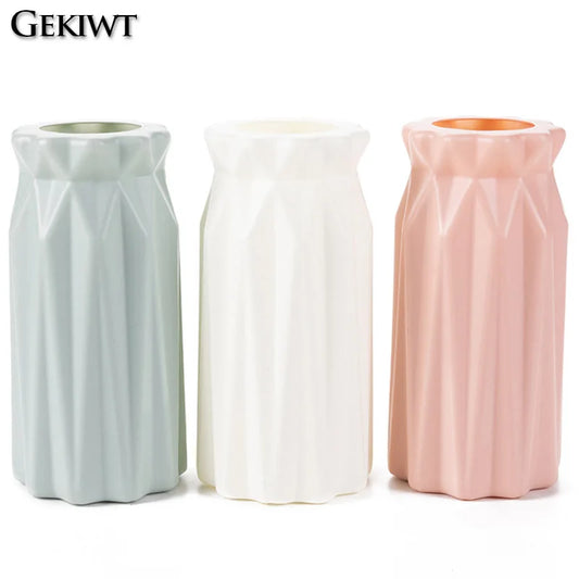 Getrocknete Blumenvase aus Kunststoff mit minimalistischer Geometrie