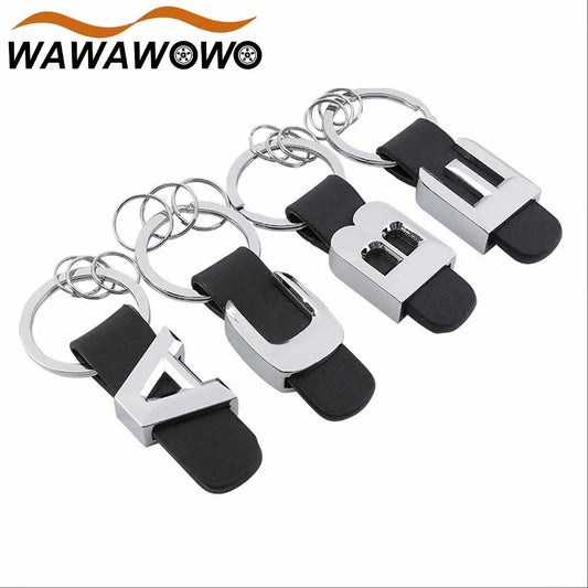 Eleganter 3D Auto Schlüsselanhaenger mit Metallbuchstaben und Lederband