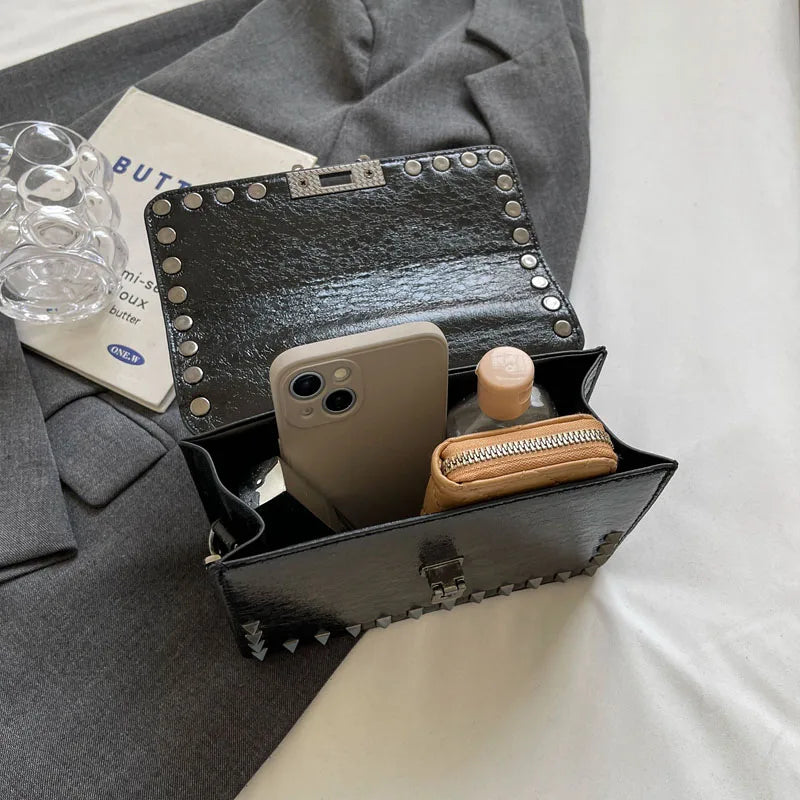 Modische kleine Umhängetasche mit Nieten und Kette für Frauen