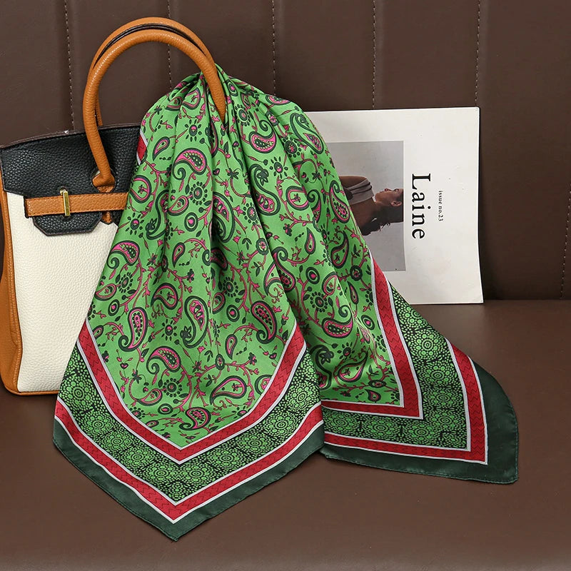 Eleganter Satin Schal mit Druckmuster für Damen als vielseitiges Accessoire