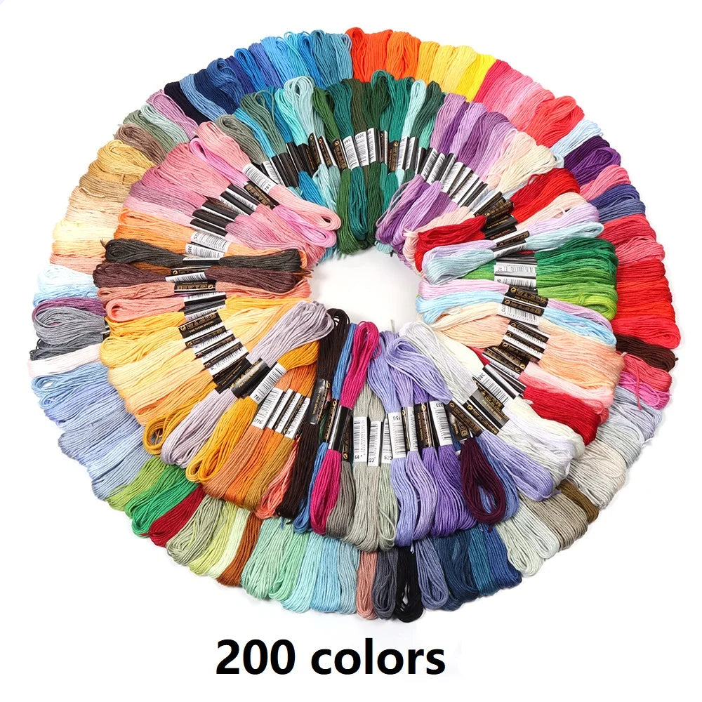 Umfangreiches Set Stickgarn für Handarbeiten mit bunten Farben