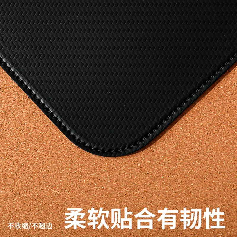 Große Gaming Schreibtischunterlage aus Karbonkorken für optimale Kontrolle