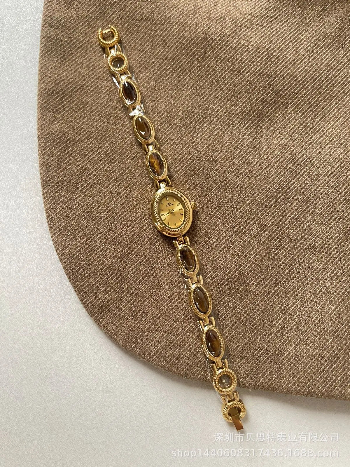 Elegante Damenuhr mit grünem Jade-Quarz Armband und Wasserschutz