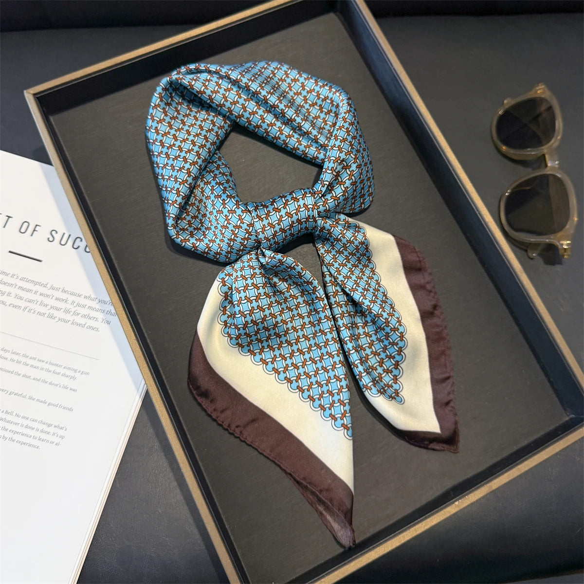 Vielseitiger Damen Quadratschal aus Kunstseide mit rosa Blumenmuster