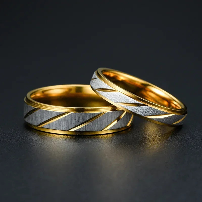 Paar Ringe Edelstahl Goldfarbe mit Wellenmuster Titan Hochzeit Verlobung