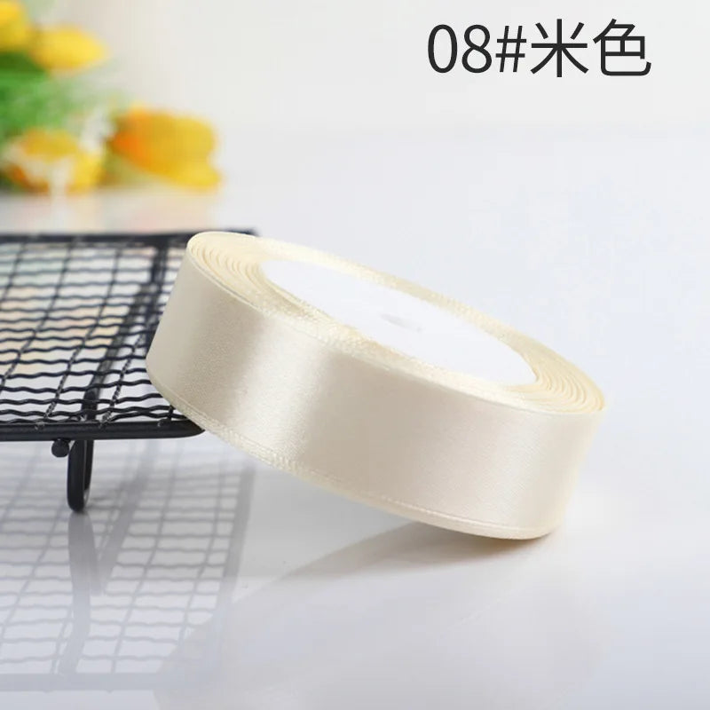 Vielseitige Satinbänder in 10 Farben für festliche Dekorationen