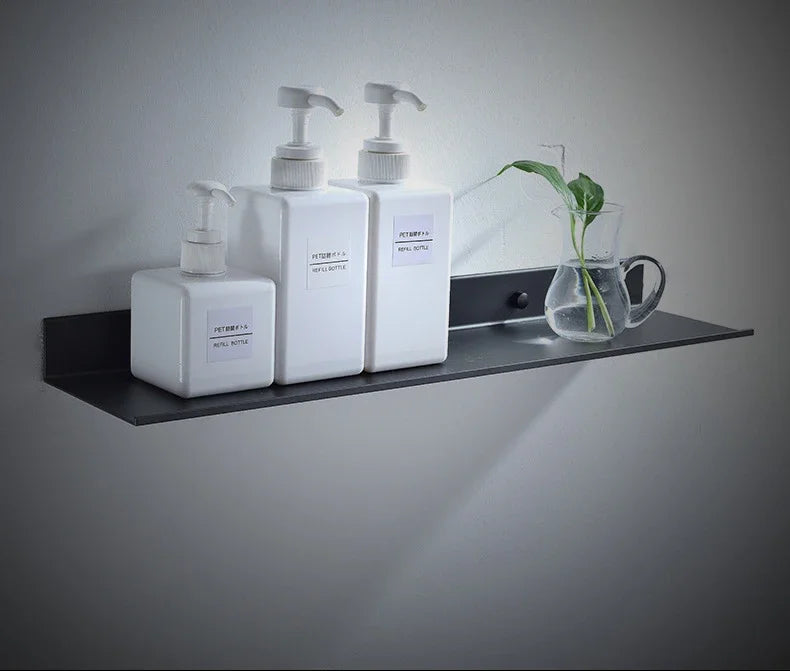 Platzsparendes Bad Regal aus schwarzem Aluminium