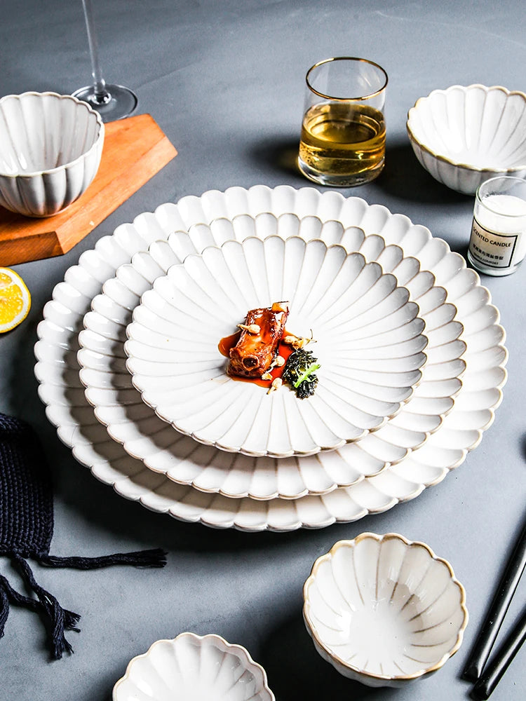 Set aus weißen Keramikschalen für Abendessen und Salate
