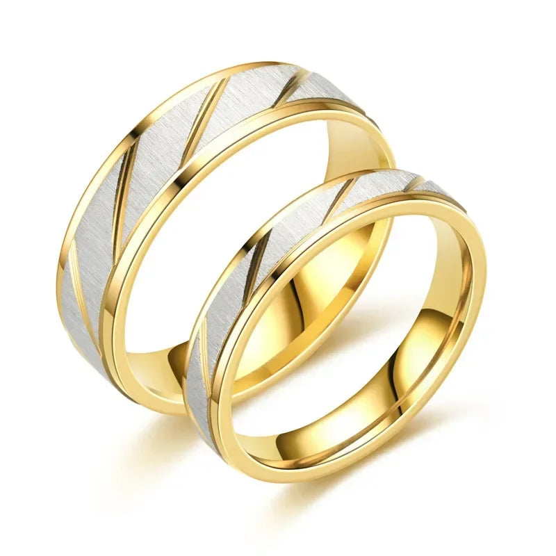 Paar Ringe Edelstahl Goldfarbe mit Wellenmuster Titan Hochzeit Verlobung