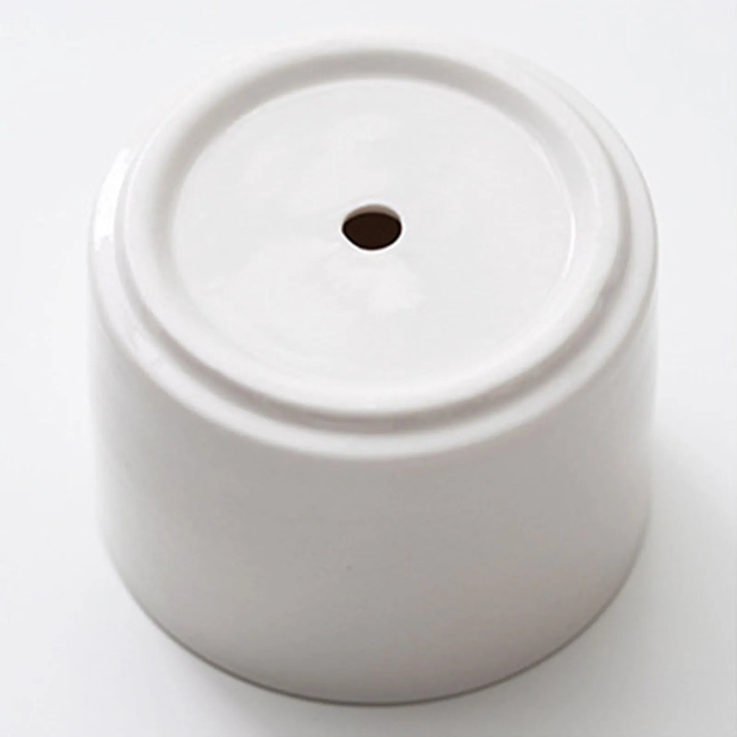 Eleganter Mini Blumentopf aus Kunststoff für Sukkulenten am Schreibtisch