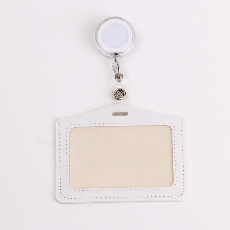 Organisierter Kartenhalter mit einziehbarer Rolle für Ausweise