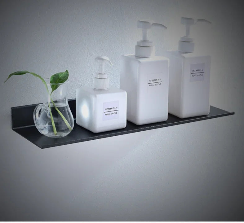 Platzsparendes Bad Regal aus schwarzem Aluminium