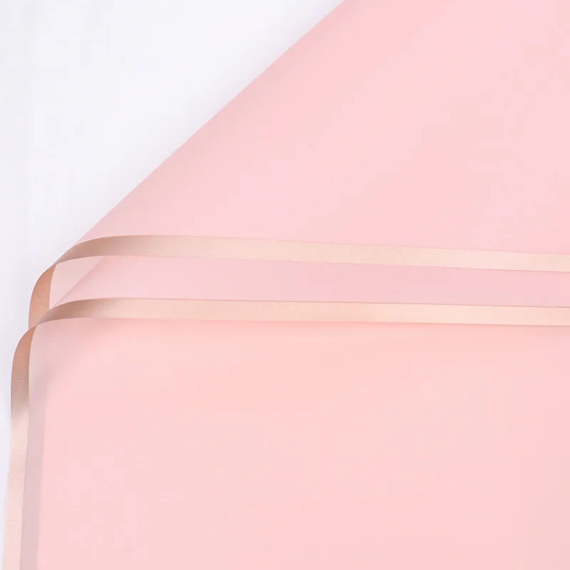 Elegantes Blumiges Geschenkpapier mit Goldrand für besondere Anlässe