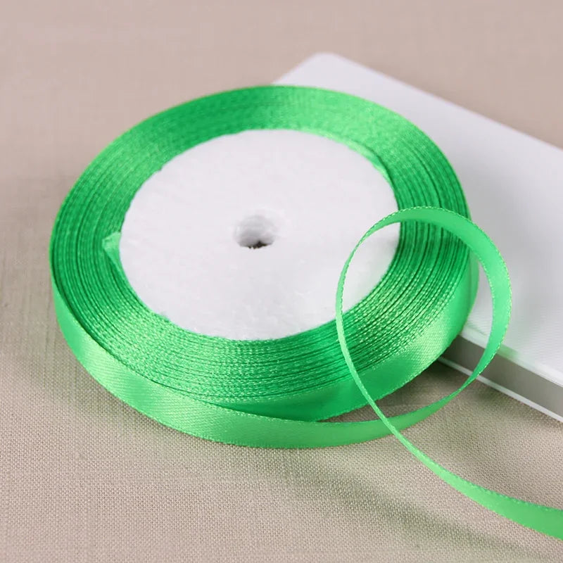 Vielseitiges Polyesterband für Dekoration und Bastelprojekte