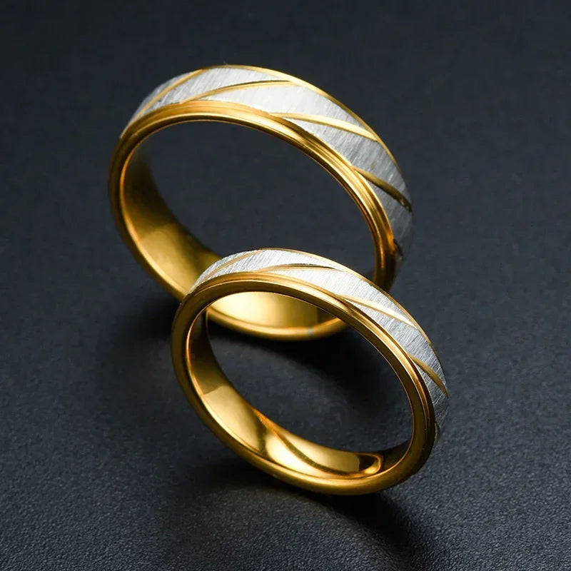 Paar Ringe Edelstahl Goldfarbe mit Wellenmuster Titan Hochzeit Verlobung