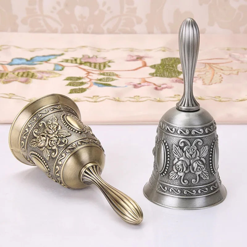 Klarer Klang - Retro-Chic: 1PC Metall-Handglocke im europäischen Stil für Deko