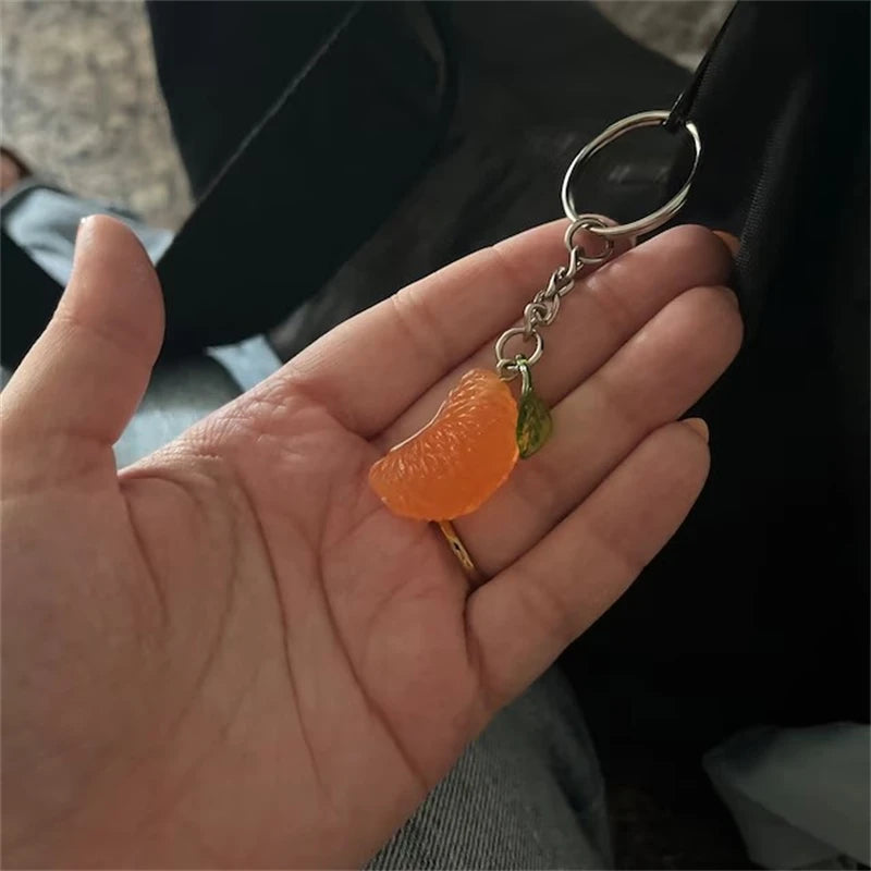 Frischer Hingucker: Kreativer Orangenscheiben Schlüsselanhänger aus Harz - Zink