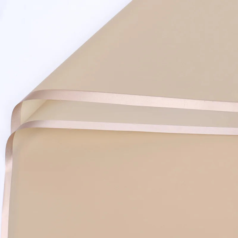 Elegantes Blumiges Geschenkpapier mit Goldrand für besondere Anlässe