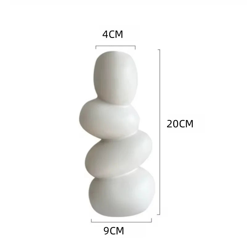 Blumenvasen mit getrockneten Blumen für nordische Wohnkultur