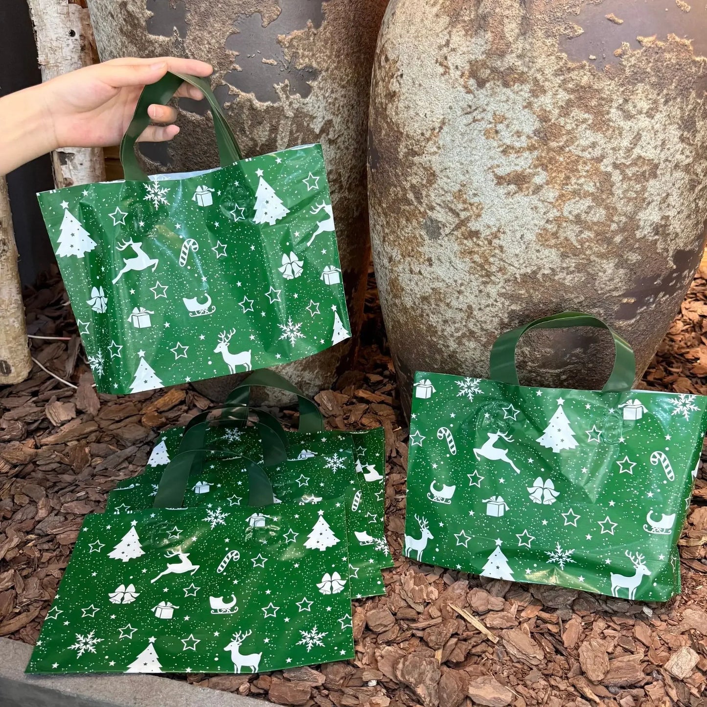 15 Weihnachtsgeschenktüten aus robustem Kunststoff mit Schneeflocken Design