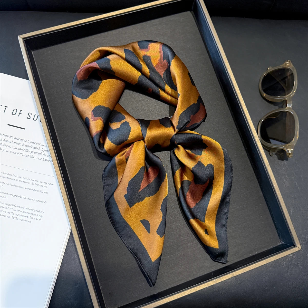 Vielseitiger Damen Quadratschal aus Kunstseide mit rosa Blumenmuster