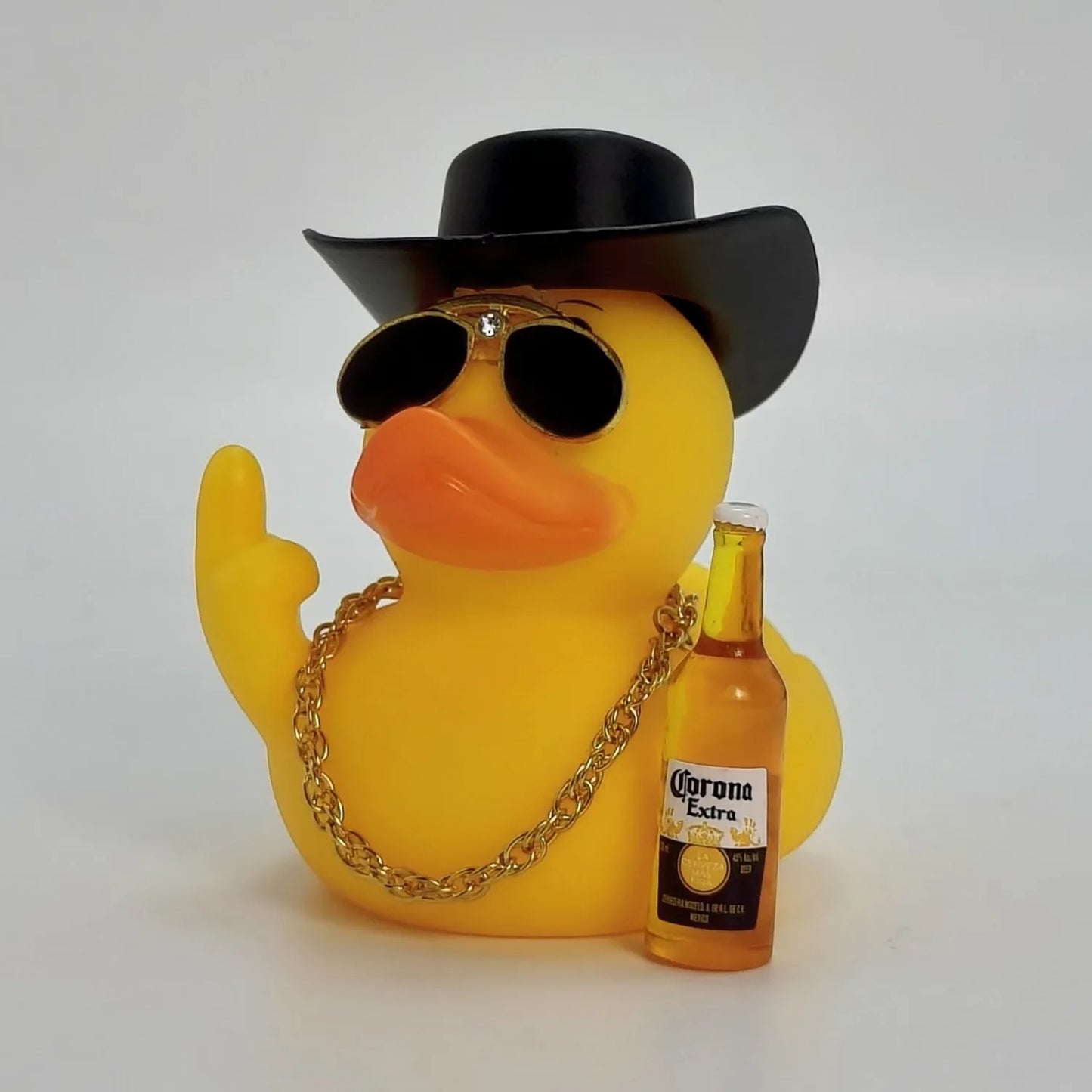 Lustige Gummi Ente Fahrzeug Dekoration mit Weinflasche und Bier