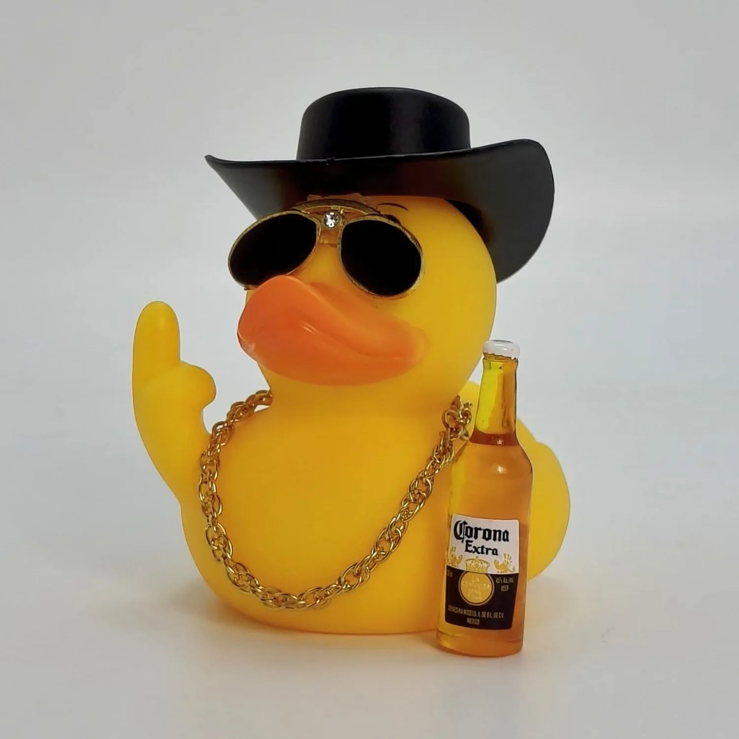 Lustige Gummi Ente Fahrzeug Dekoration mit Weinflasche und Bier