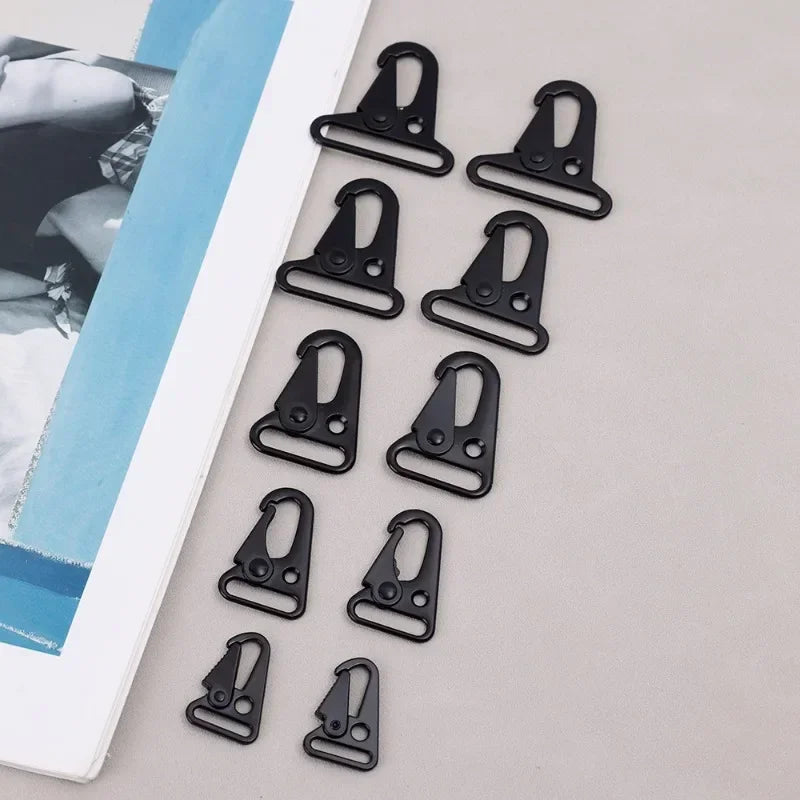 Robuster schwarzer Hawkbill Karabiner aus Aluminium – sicher - vielseitig nutzen