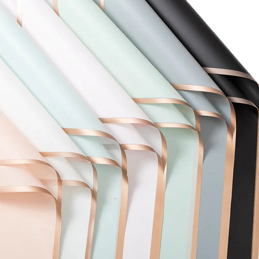 Elegantes Blumiges Geschenkpapier mit Goldrand für besondere Anlässe